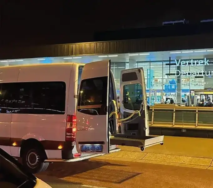 Rolstoelbus bij Schiphol voor reizigers uit Rhenen